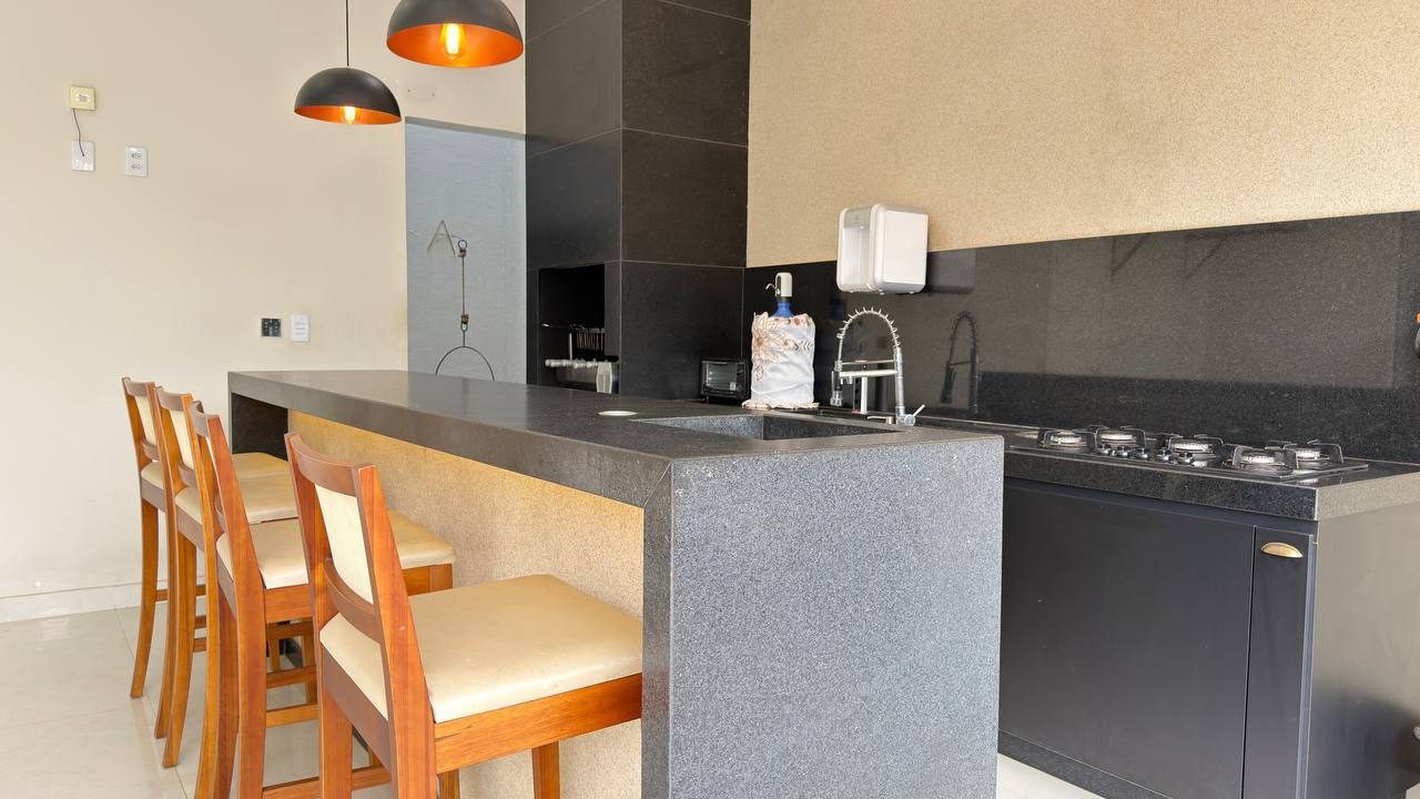 CASA DUPLEX COM 03 SUÍTES